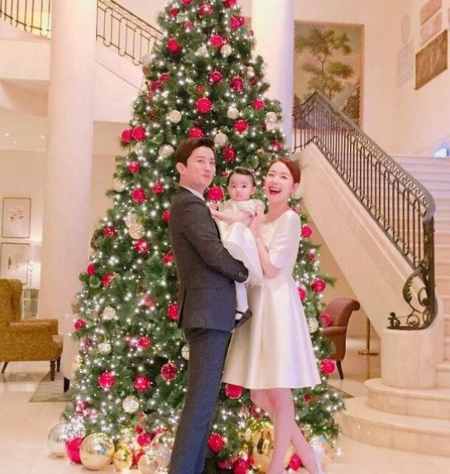 In Gyo-jin wife and daughter